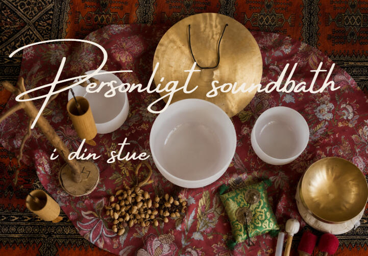 Professionelle instrumenter til lydhealing set oppefra, herunder krystalskåle, en gong, tibetanske syngeskåle og chimes placeret på et mønstret tæppe. Cura Cordis tilbyder et personligt soundbath og privat klangmeditationhos dig eller i din virksomhed
