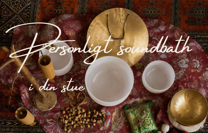 Professionelle instrumenter til lydhealing set oppefra, herunder krystalskåle, en gong, tibetanske syngeskåle og chimes placeret på et mønstret tæppe. Cura Cordis tilbyder et personligt soundbath og privat klangmeditationhos dig eller i din virksomhed