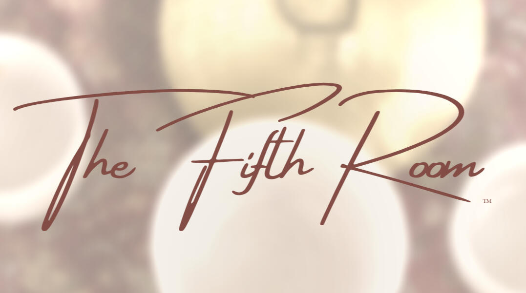 Logo for The Fifth Room i Roskilde med klangskåle og lys i et sløret, varmt baggrundsmiljø. Et sanseligt multi-sensorisk event hos Cura Cordis med soundbath, lydhealing, guided meditation og somatisk bevægelse, der dæmper stress og skaber dyb indre ro.